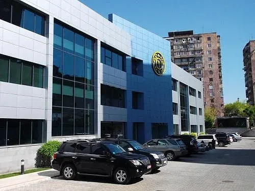 Бассейн Gold's Gym в Армении